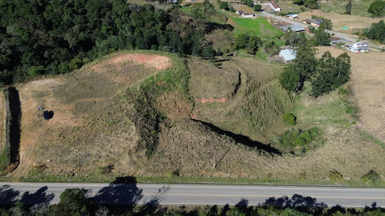 Vista geral da área de 3 hectares com frente para a SC-110 em Presidente Nereu/SC