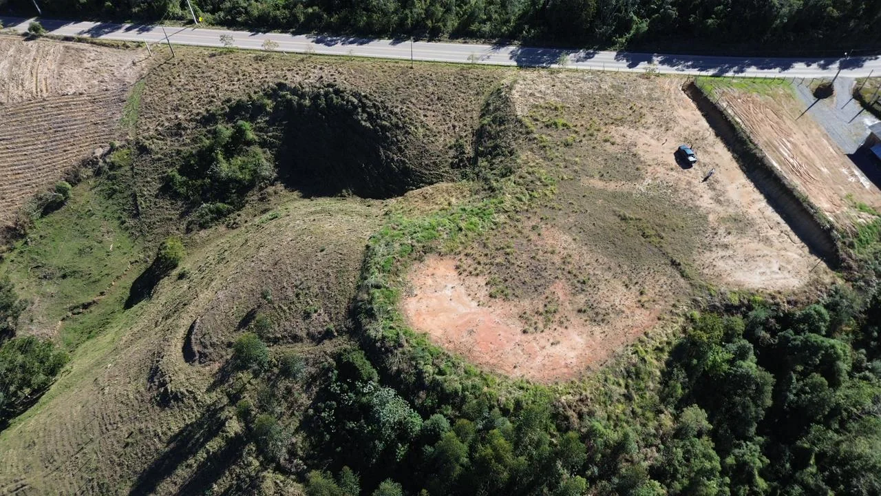 Área plana e acesso do imóvel com frente para a SC-110