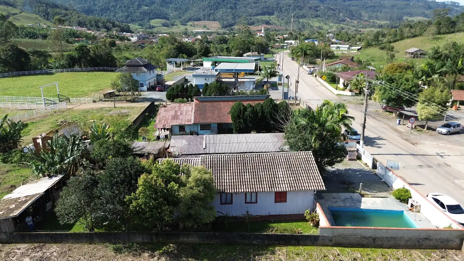 Vista aérea principal da casa mista com piscina no Centro de Presidente Nereu/SC