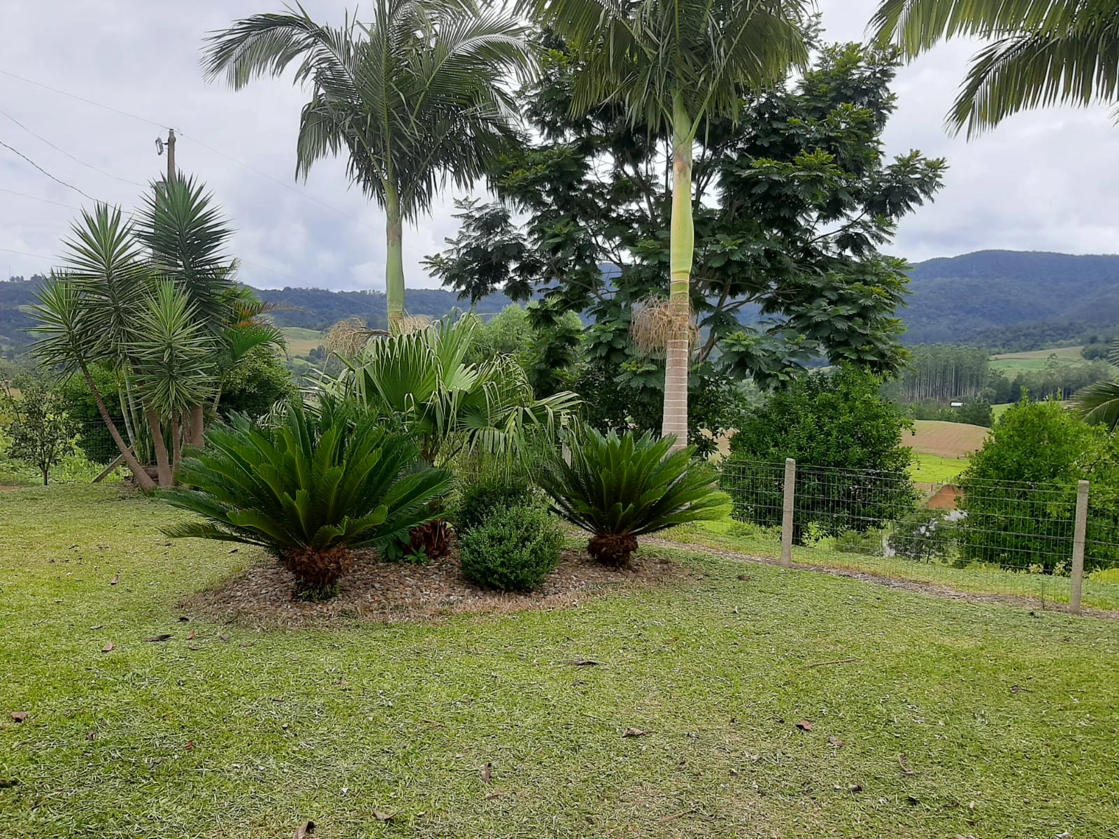 Jardim com vista panorâmica para os morros
