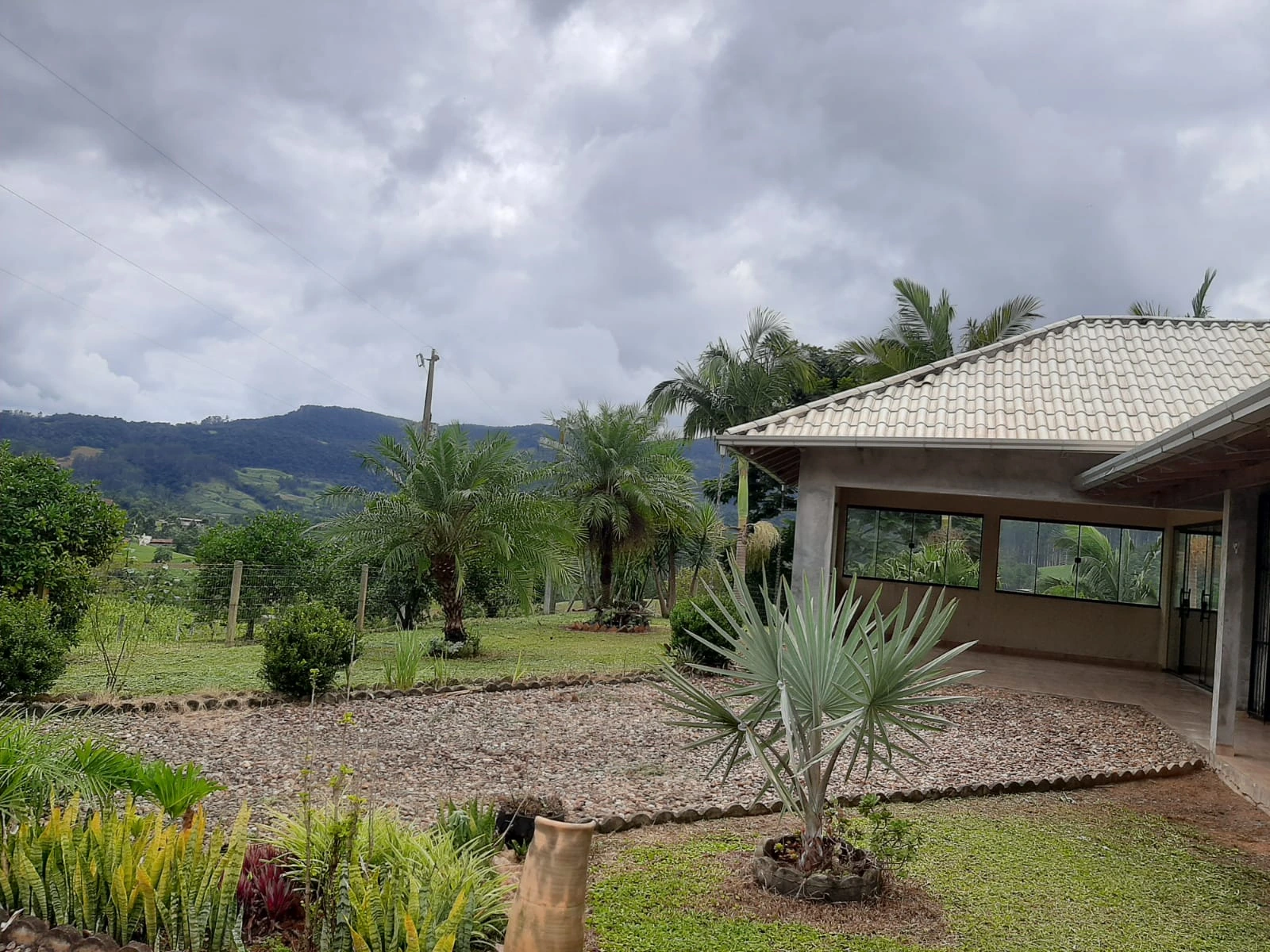 Varanda da casa e jardim