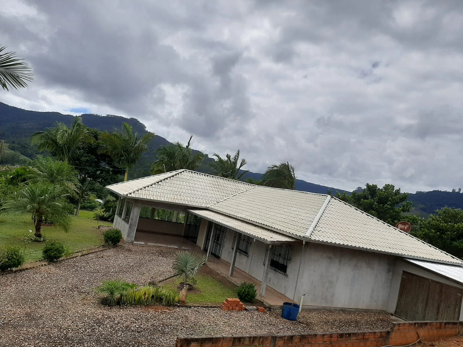 Vista ampla da casa e da área externa