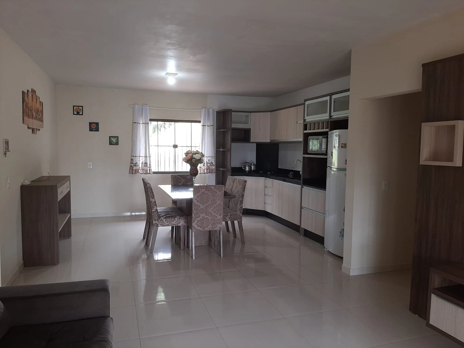 Sala, cozinha e mesa de jantar