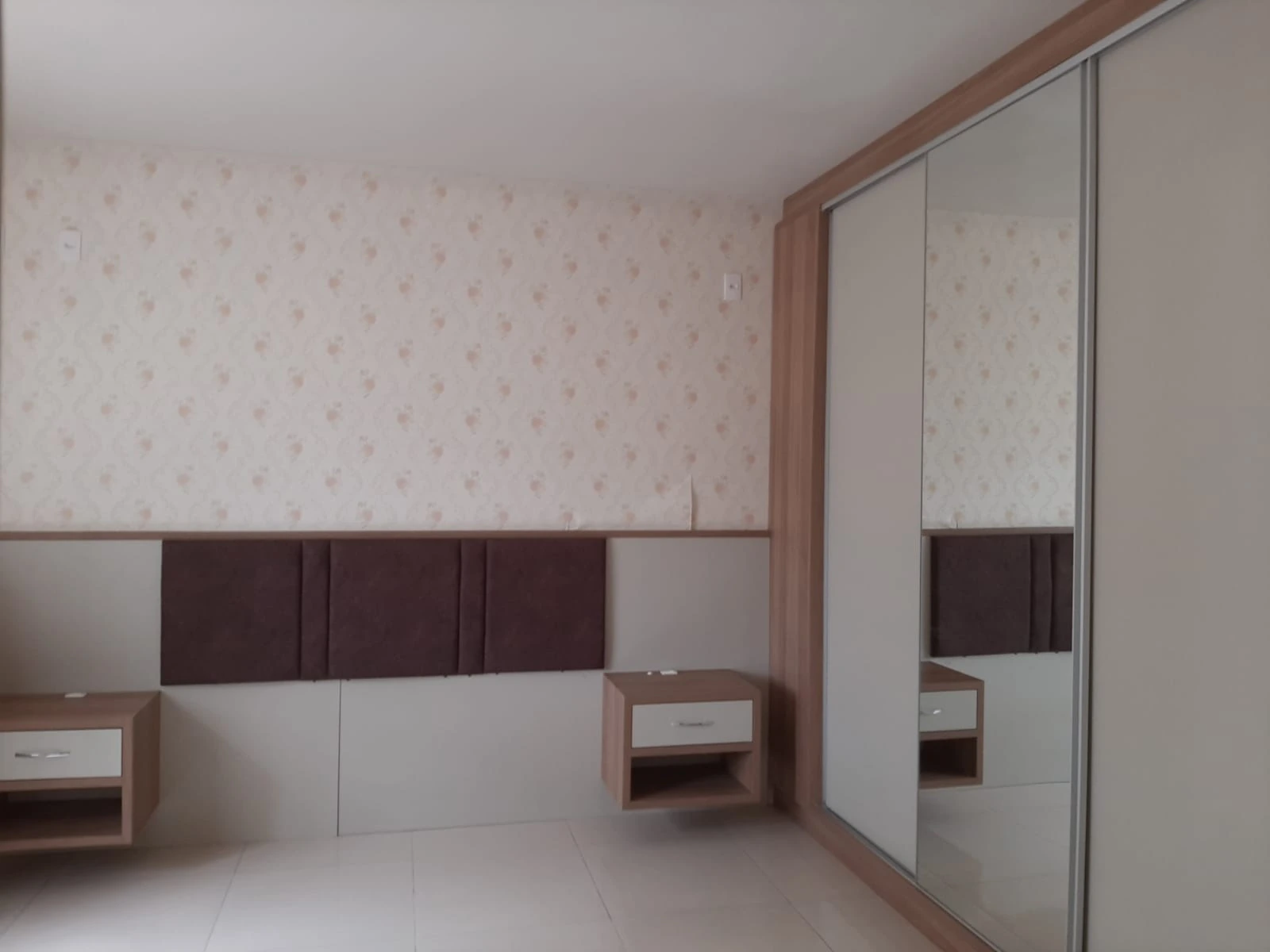 Quarto com móveis sob medida