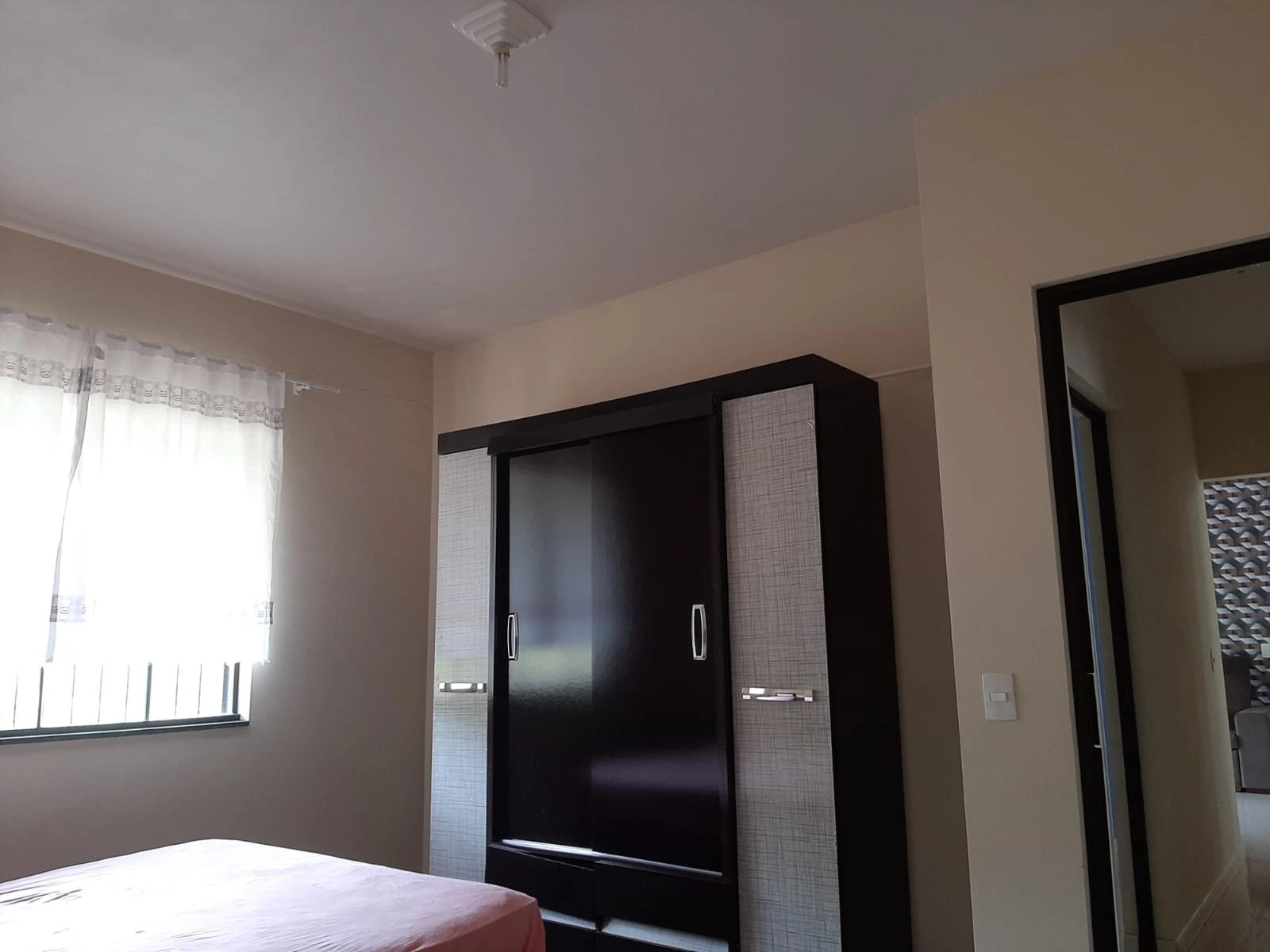 Quarto com armário e janela