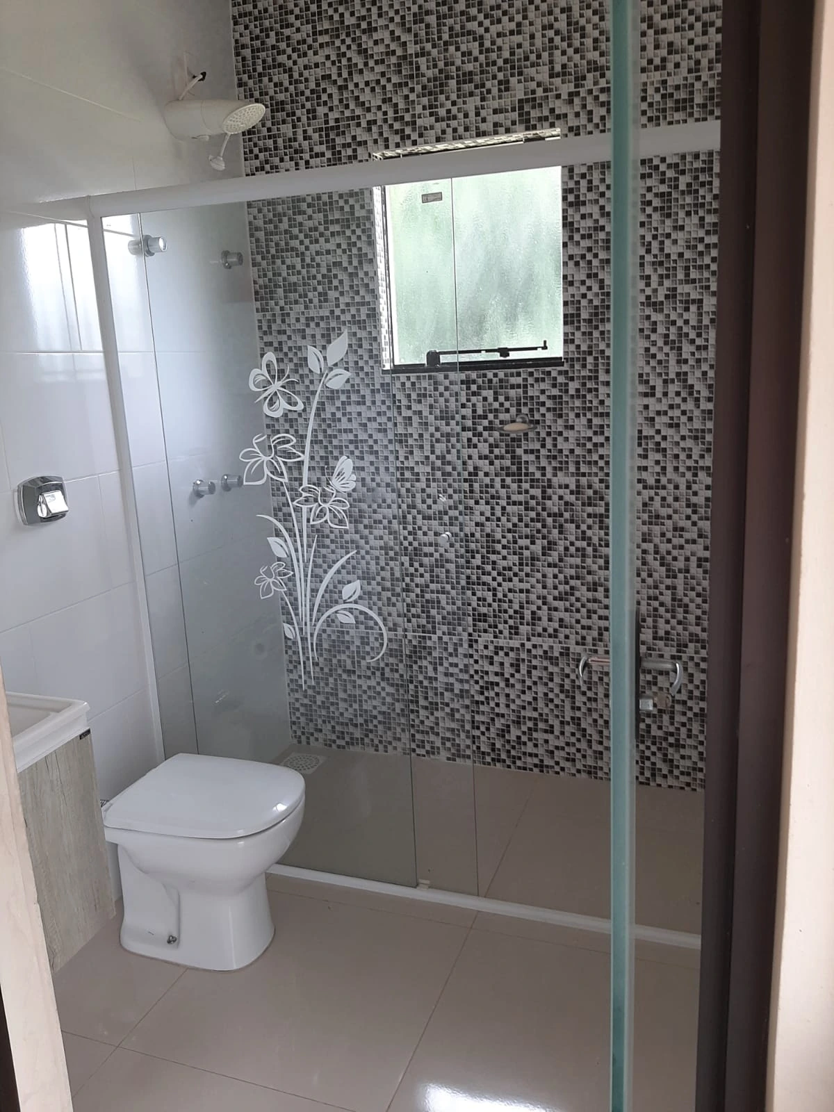 Banheiro com box e revestimento