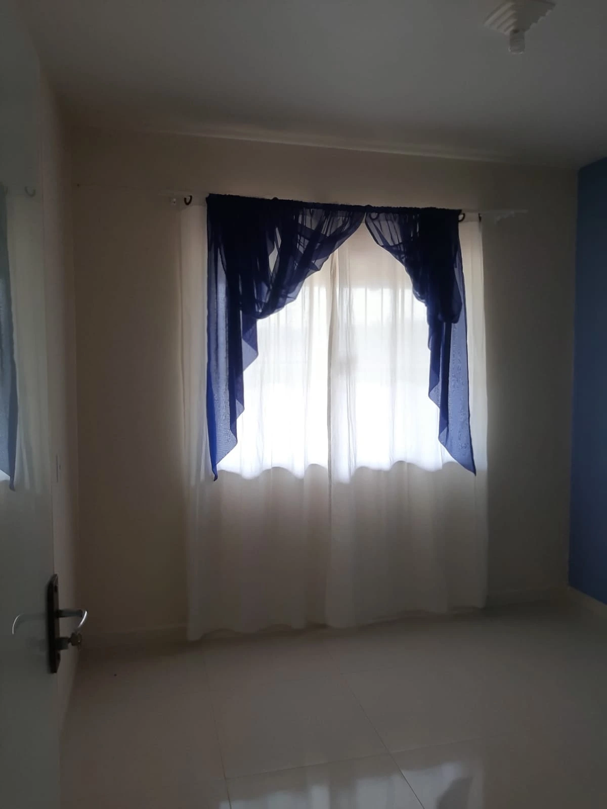 Ambiente interno com janela