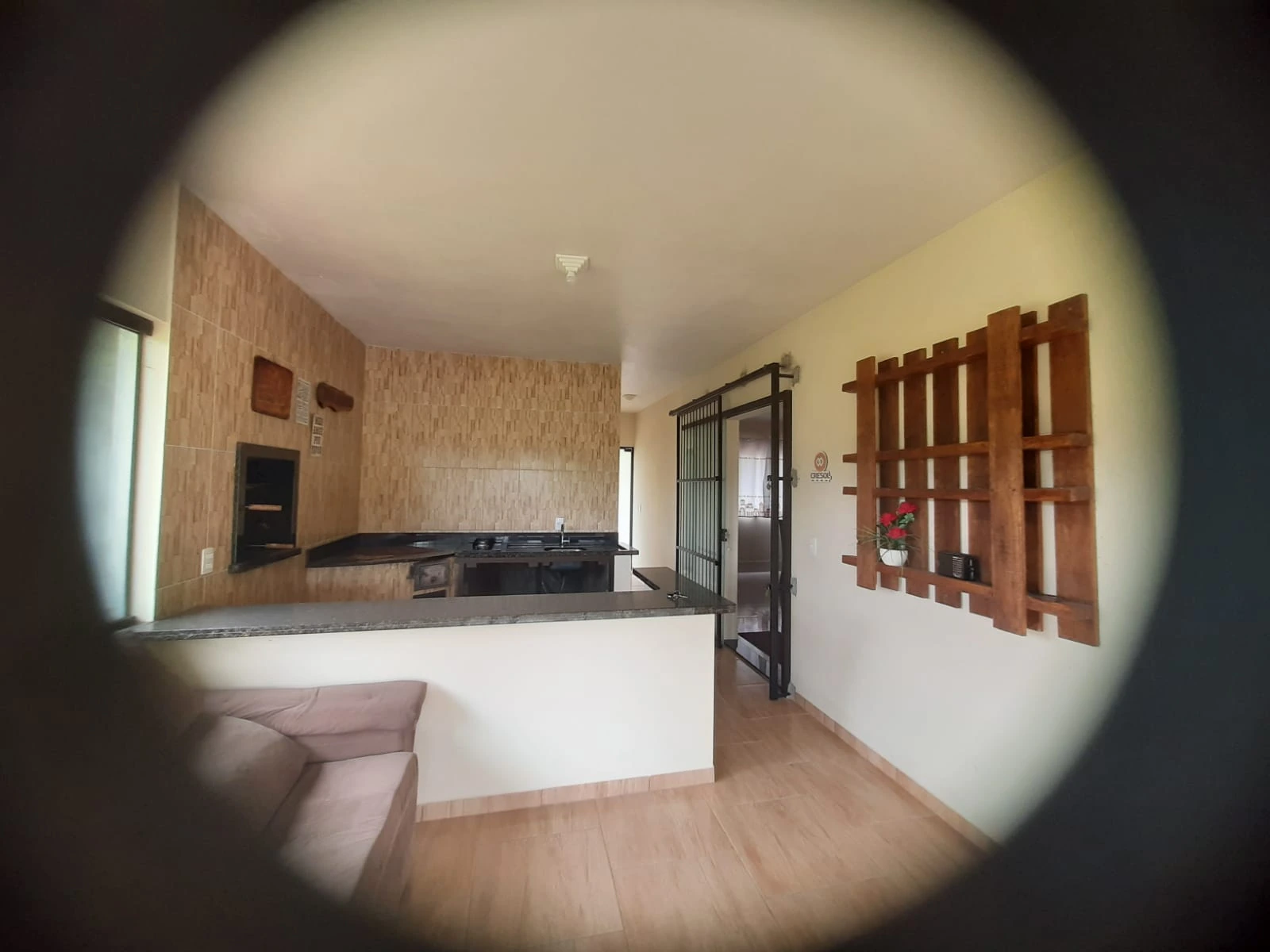 Área coberta da casa em perspectiva ampla