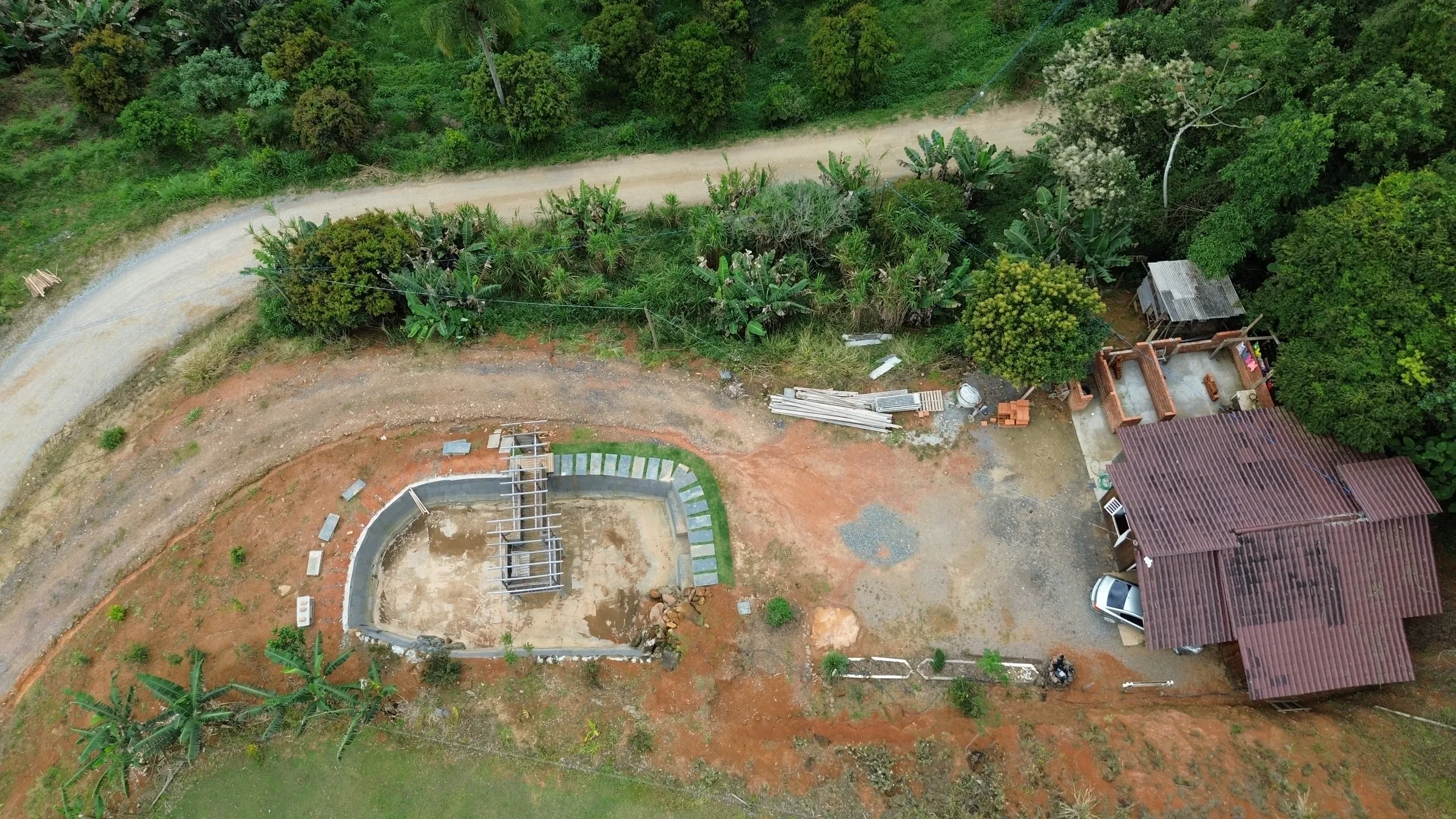Casa mista, lagoa e acesso em Trivas, Presidente Nereu/SC