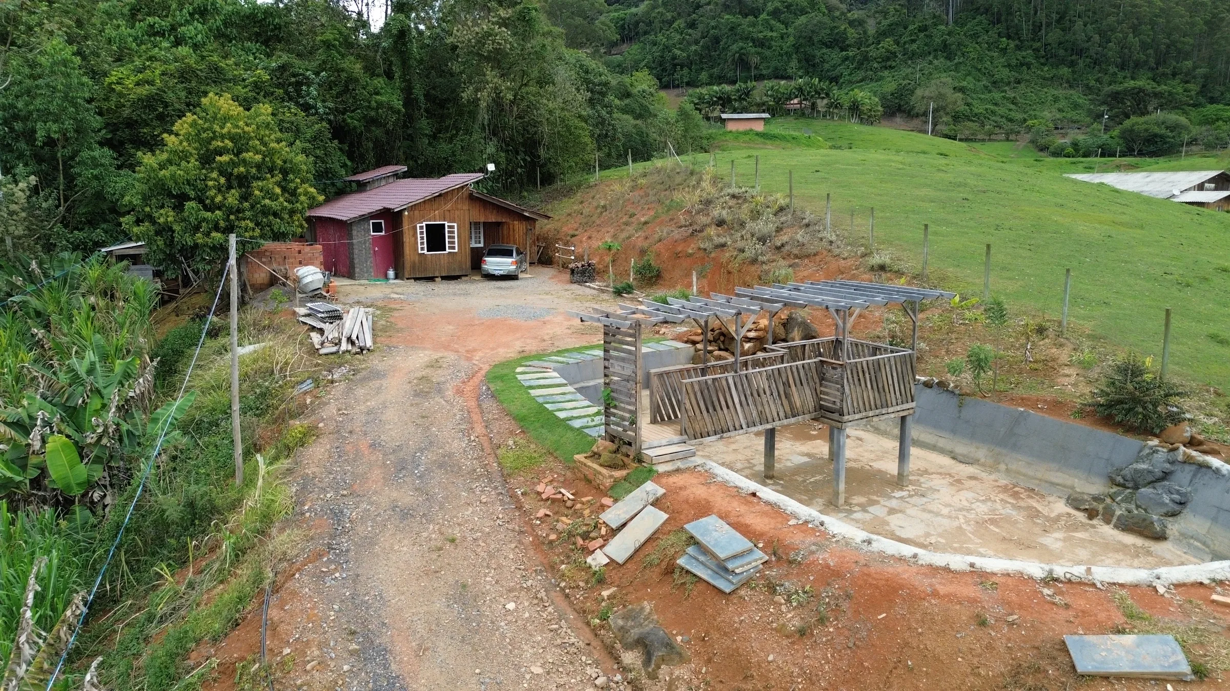 Casa e lagoa em vista aproximada em Trivas, Presidente Nereu/SC