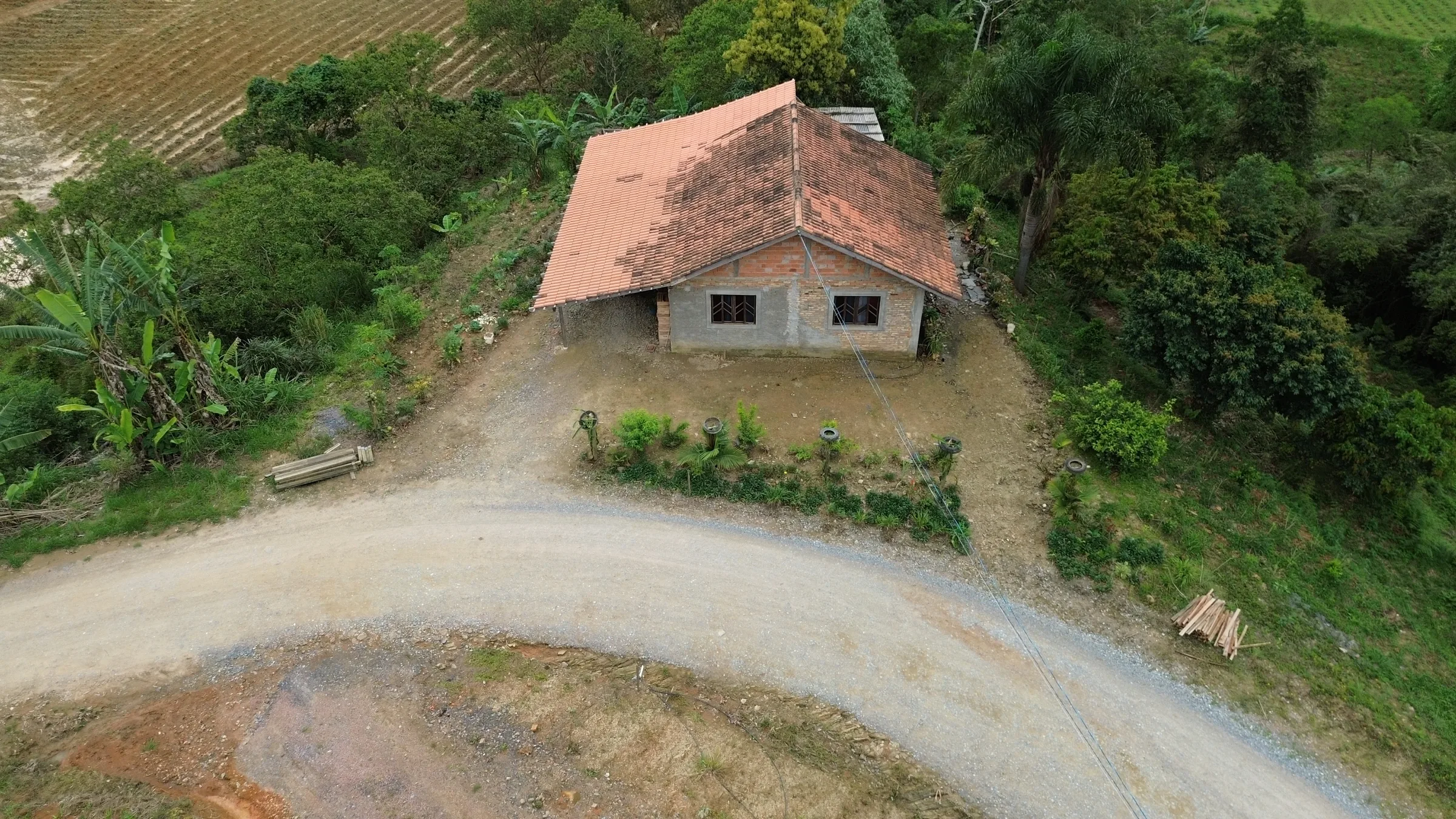 Casa de alvenaria em vista aerea em Trivas, Presidente Nereu/SC