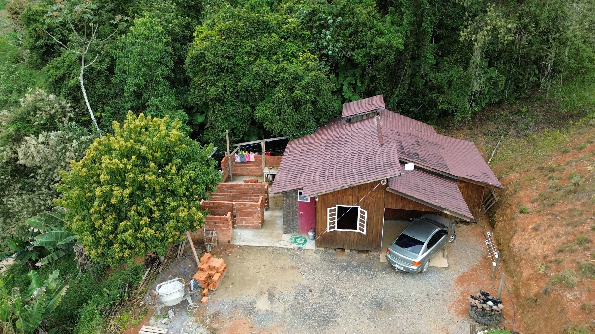 Casa mista e entorno arborizado em Trivas, Presidente Nereu/SC