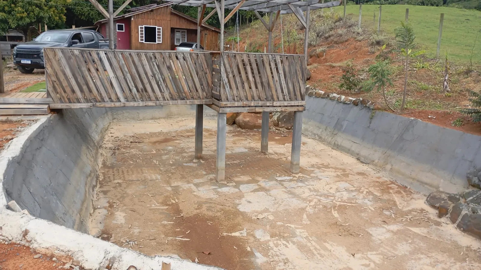 Detalhe da lagoa em construcao em Trivas, Presidente Nereu/SC