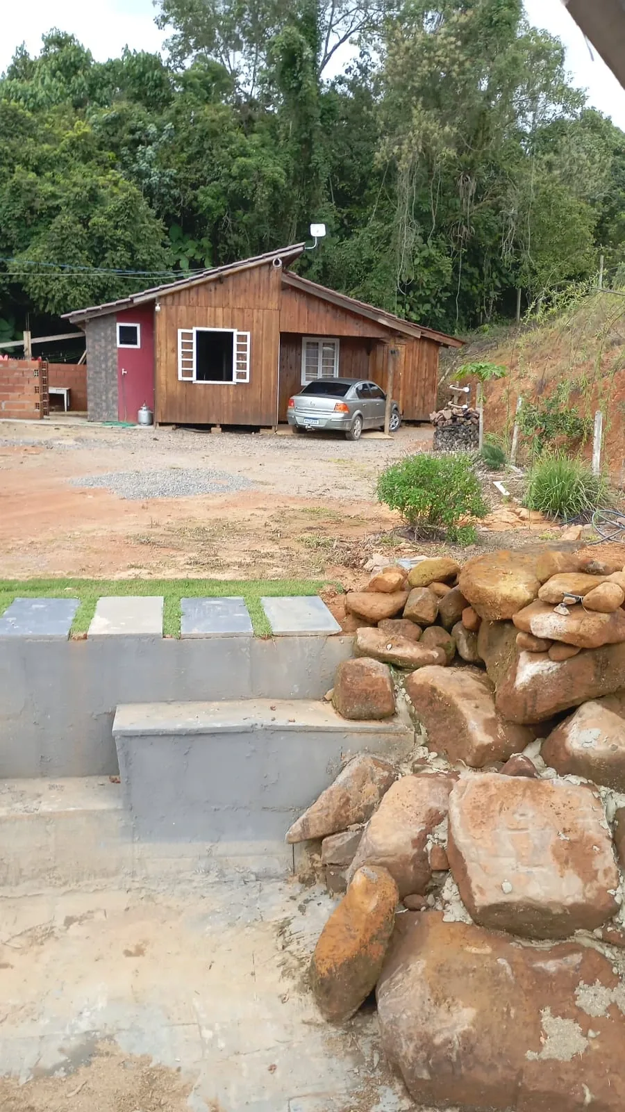 Casa mista e lagoa em vista vertical em Trivas, Presidente Nereu/SC