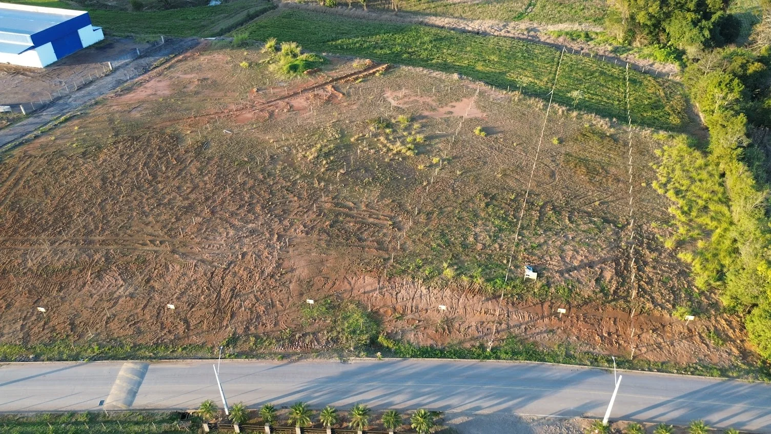 Vista aérea do conjunto de seis lotes à venda em Lontras/SC