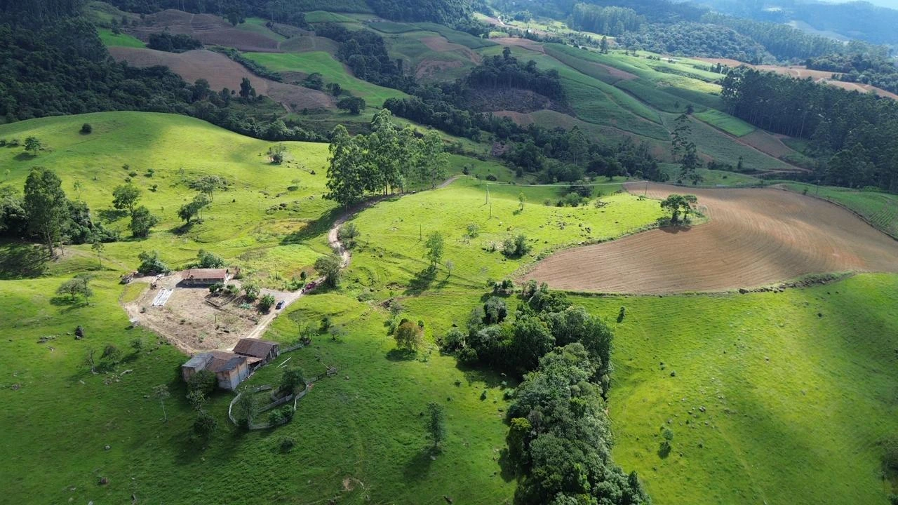 Vista ampla das pastagens e do relevo da propriedade de 89,19 ha