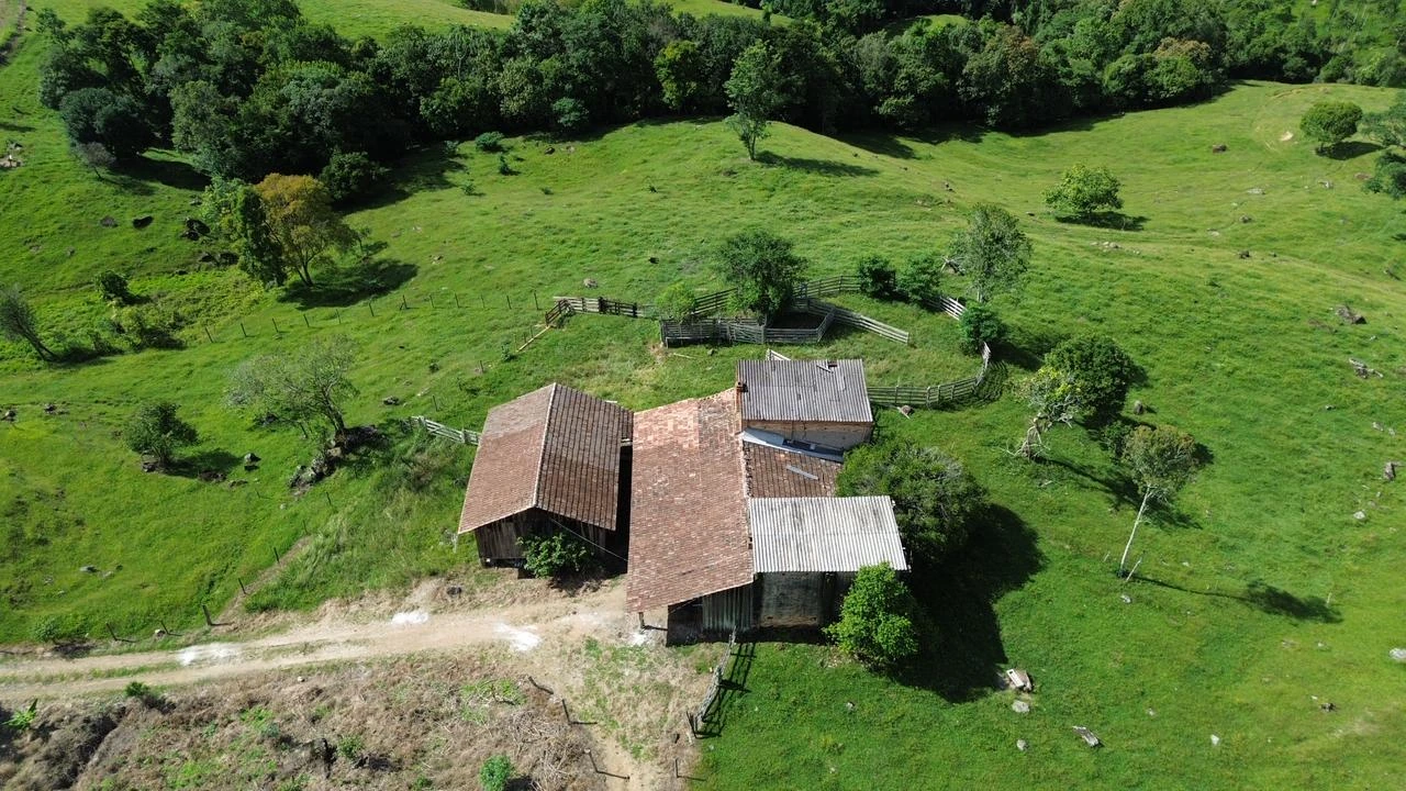 Outro ângulo das construções e do caminho de acesso