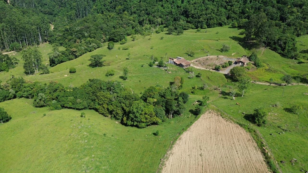Vista aérea dos campos, da mata e das construções
