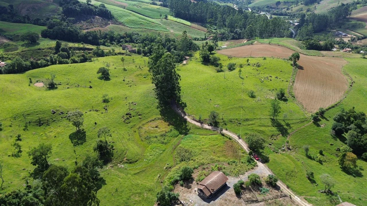 Panorama das pastagens e da área aberta ao redor das construções