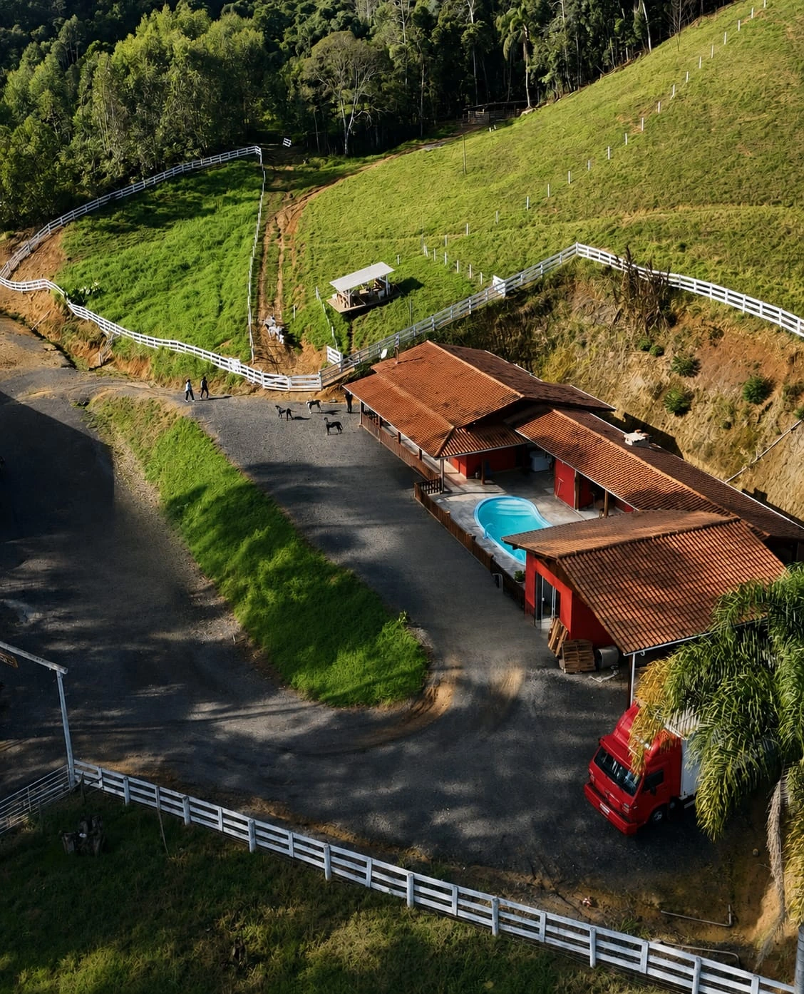 Vista aérea da casa, piscina e área externa