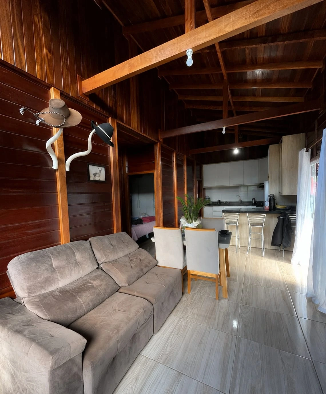 Interior da casa em madeira