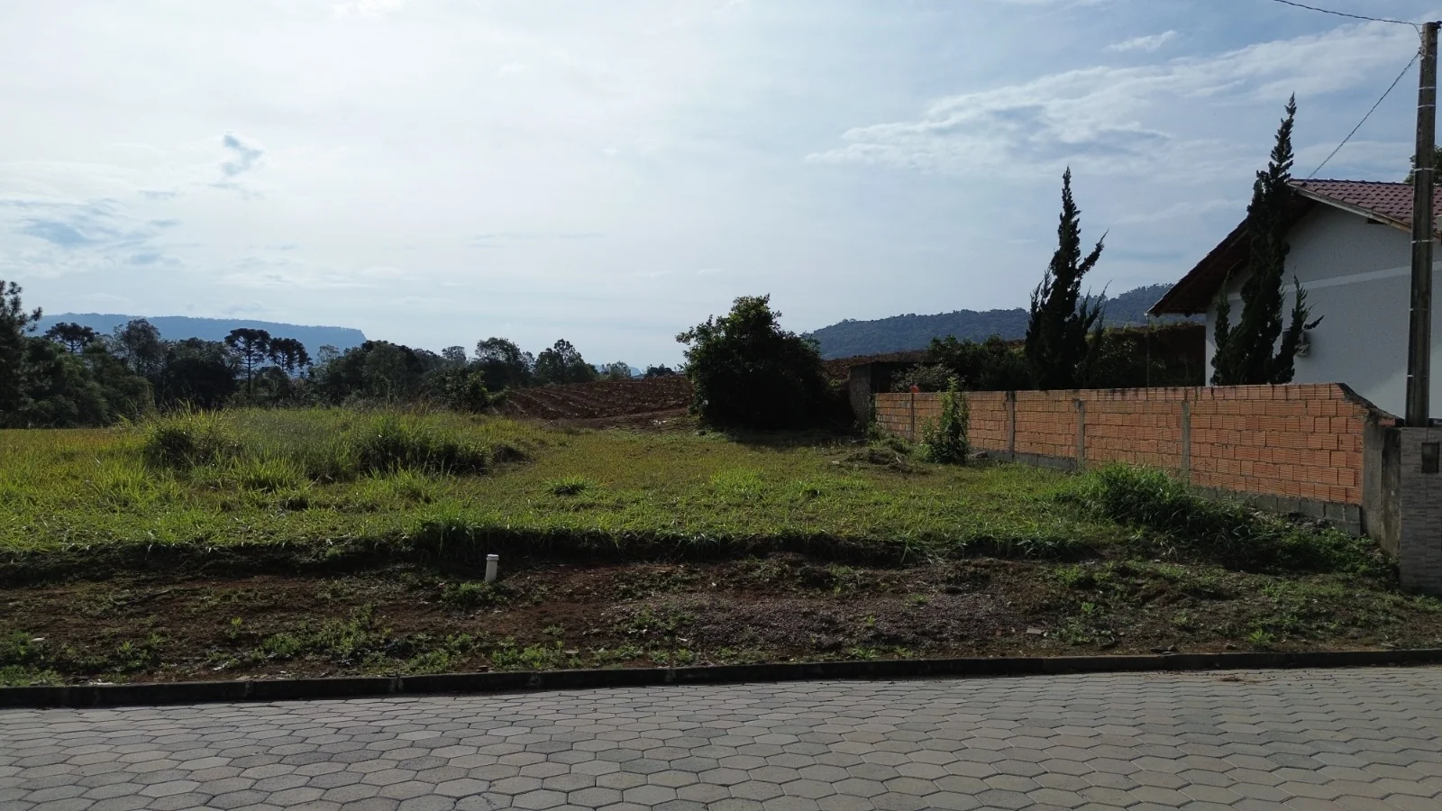Vista frontal ampla do terreno urbano no Loteamento J. Koch em Lontras/SC