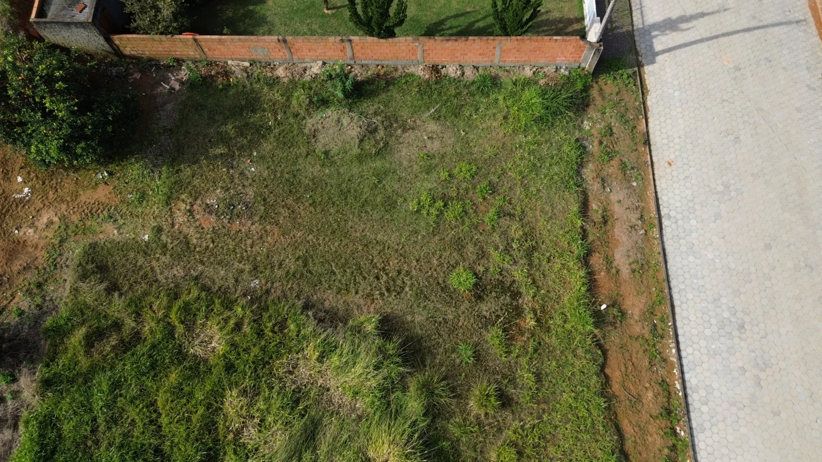 Vista aérea do lote de 379,81 m² no bairro Francisco Rauh
