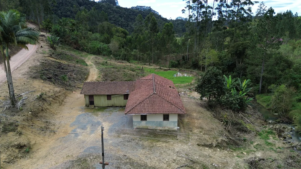 Construção em vista frontal em Alto Rio Novo, Apiúna/SC
