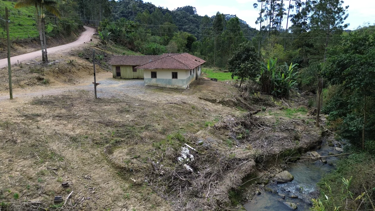 Construção e rio em Alto Rio Novo, Apiúna/SC