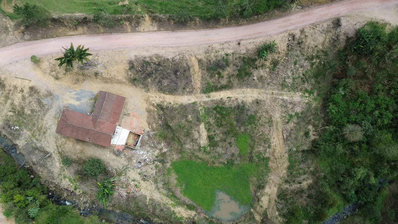 Construção e lagoa vistas do alto em Alto Rio Novo, Apiúna/SC
