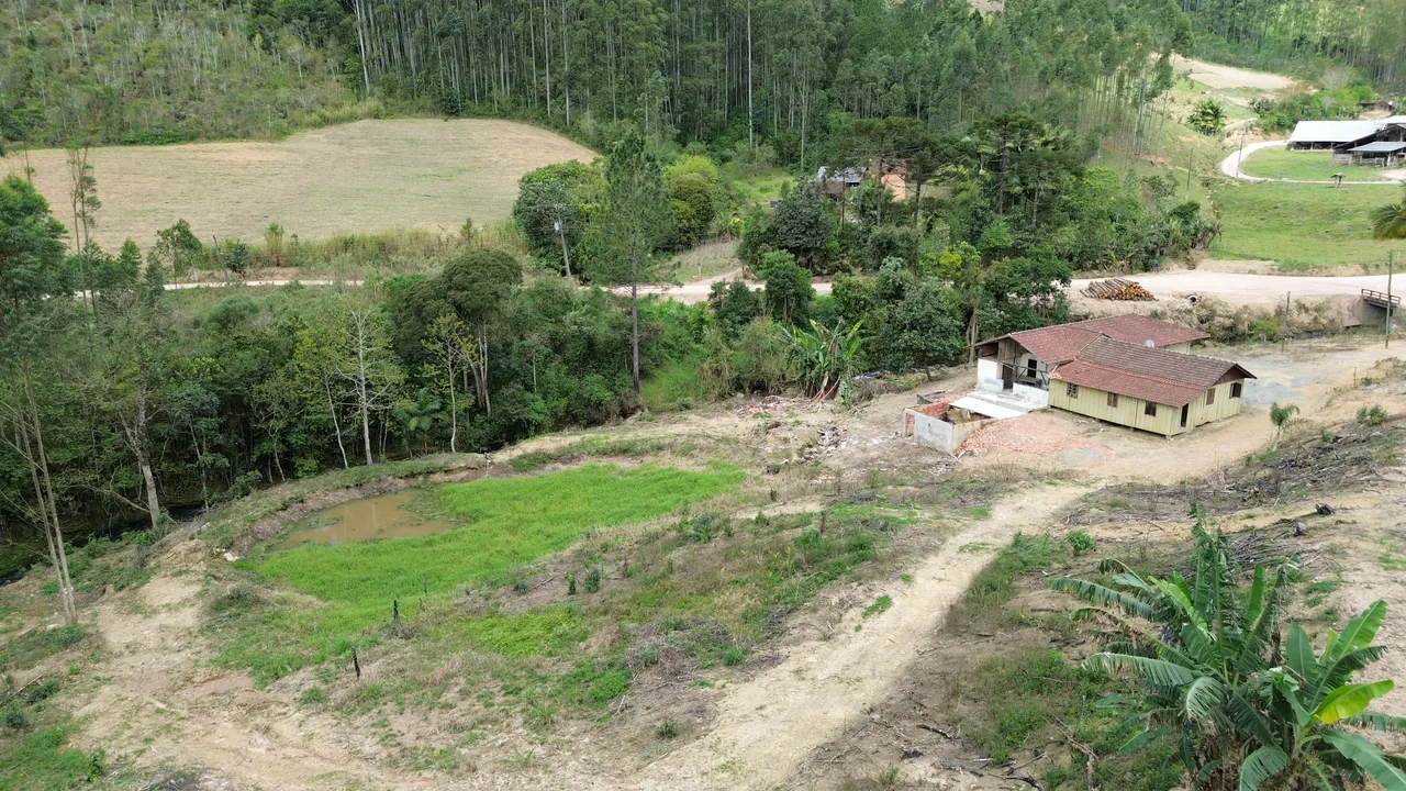 Lagoa, construção e entorno em Alto Rio Novo, Apiúna/SC
