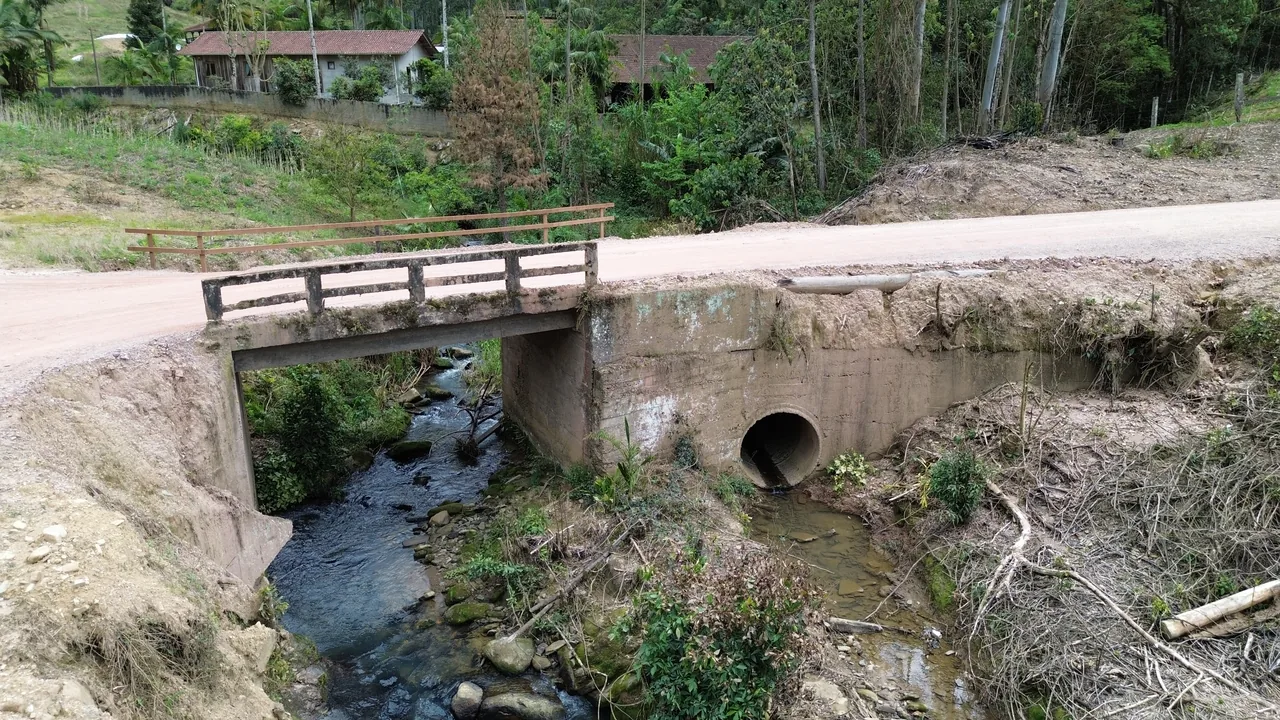 Ponte e curso de água em Alto Rio Novo, Apiúna/SC