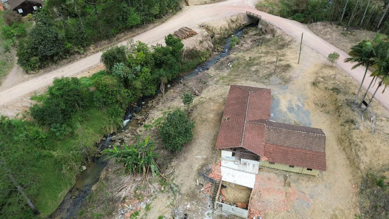 Construção junto ao rio em Alto Rio Novo, Apiúna/SC