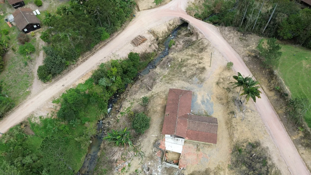 Construção, rio e acesso em Alto Rio Novo, Apiúna/SC
