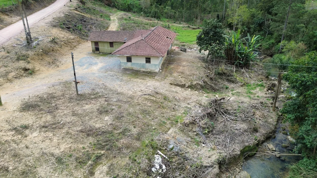 Construção e pátio em Alto Rio Novo, Apiúna/SC