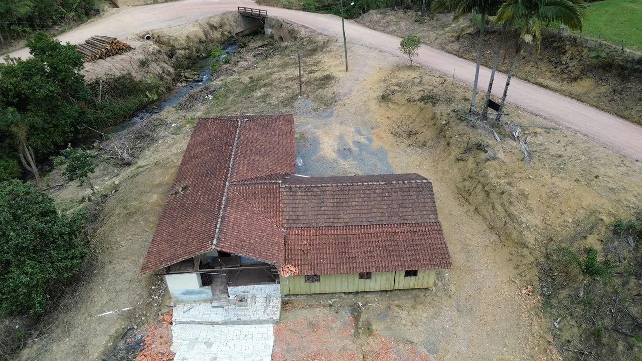 Telhado e estrutura existente em Alto Rio Novo, Apiúna/SC
