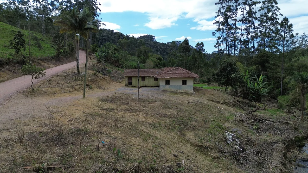 Fachada e pátio em Alto Rio Novo, Apiúna/SC