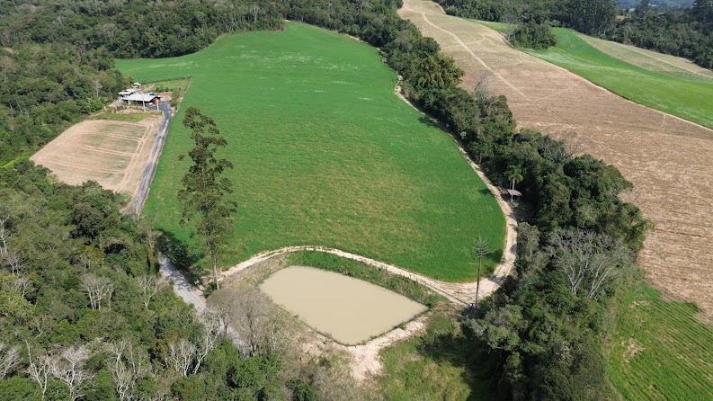 Vista aérea da área rural e da lagoa de peixes