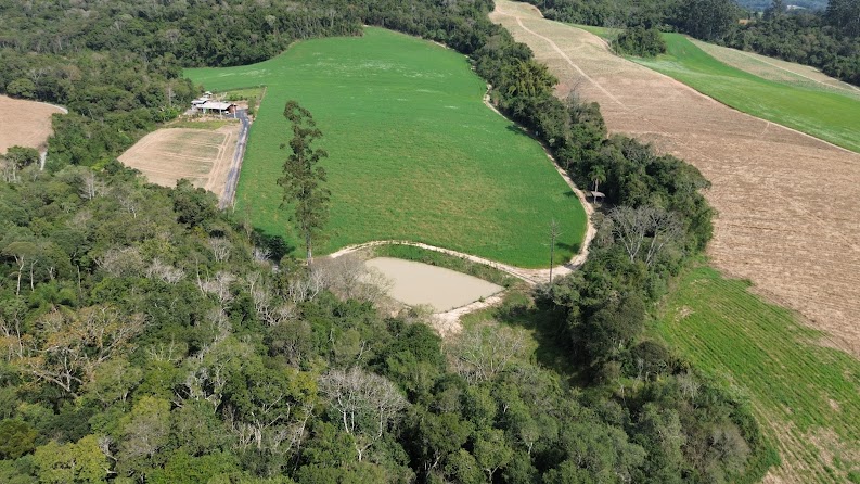 Vista aérea do terreno rural e das áreas cultivadas