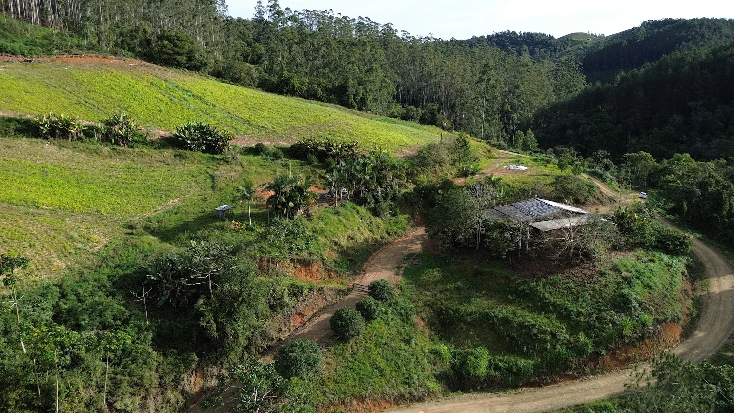Vista aérea do terreno rural e das áreas de cultivo em Apiúna/SC
