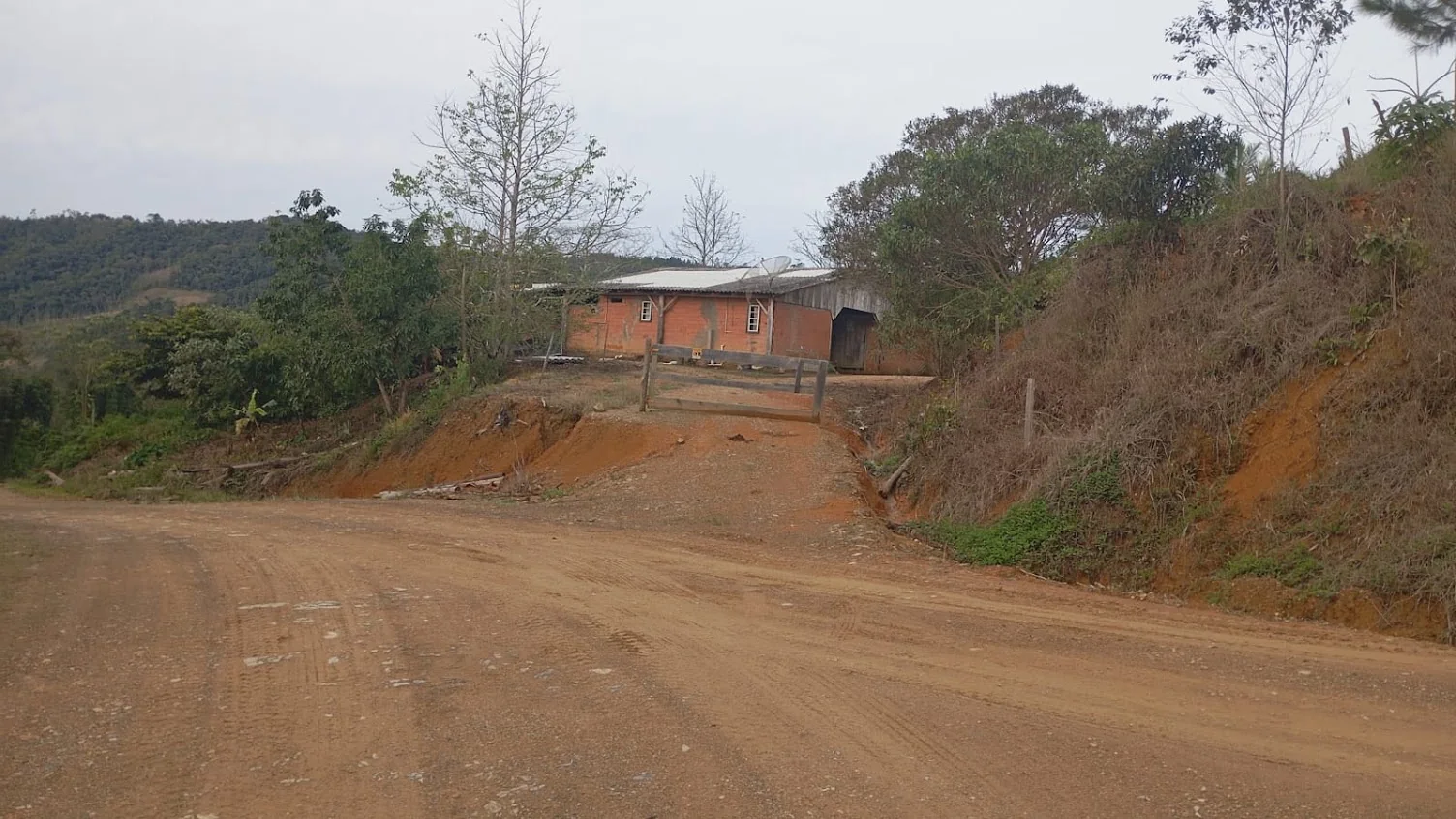 Casa e acesso interno da propriedade rural em Apiúna/SC